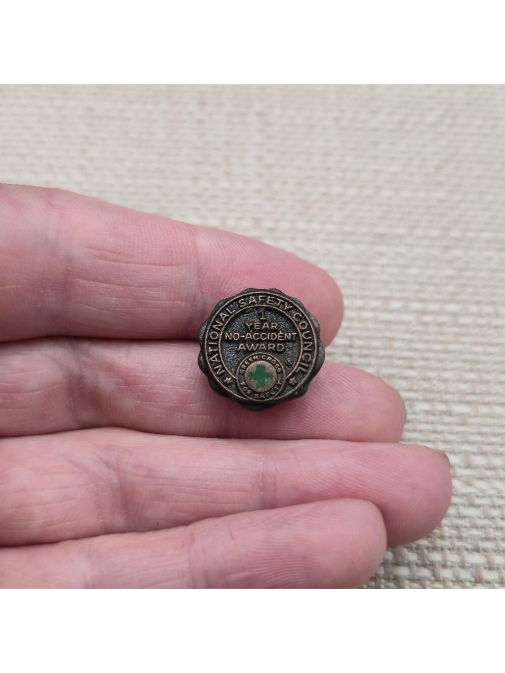 Vintage National Safety Council 1 Year No-Accident Award Green Cross Pin A8667